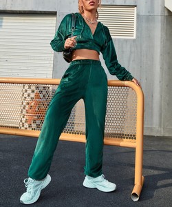 Custom Drawstring Drop Shoulder Crop Velvet Hoodie & Elastic Waist Velvet Sweatpants Crop Top V Shape Hoodie 2 Piece Tracksuit - Product Image 6