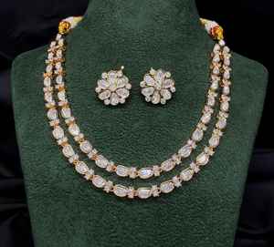 Conjunto de Collar Nupcial de Latón de Primera Calidad con Incrustaciones de Kundan y Pendientes Chapados en Oro con Moissanita para Compromisos, Bodas y Fiestas - Product Image 1