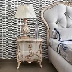 Table de chevet de style italien classique avec sculpture en bois massif - Product Image 3