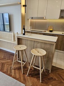 Taburetes de Bar redondos sencillos Jimmy hechos de madera maciza de teca con acabado natural para uso en bares de interior y exterior. - Product Image 5