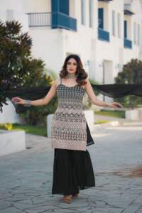 Ensemble Sharara indo-occidental de luxe pour occasions spéciales avec Kurti brodé lourd, palazzo à jambes larges, drapé élégant - Product Image 2