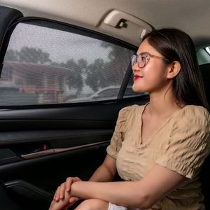 Vente Flash : Pare-soleil de fenêtre latérale de voiture sur mesure en polyester argenté, magnétique, anti-UV, design moderne pour l'intérieur - Product Image 3