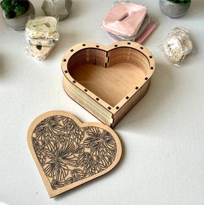 Petite boîte à bijoux en bois massif poli en forme de cœur, faite à la main, organisateur de bijoux, cadeau pour elle, décoration de mariage - Product Image 4