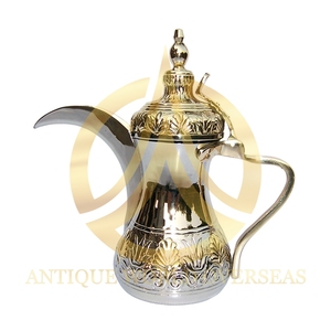 Cafetière arabe Dallah en laiton artisanal avec un design décoratif élégant pour le service traditionnel du Gahwa à la maison, à l'hôtel ou dans le Majlis - Product Image 2