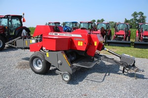 เครื่องอัดฟางอัตโนมัติ Massey Ferguson 1840 สำหรับขาย พร้อมแท่งจับฟาง 4 แท่งบนรีลรับฟาง และความกว้างในการขนส่งรวม 106 นิ้ว - Product Image 5