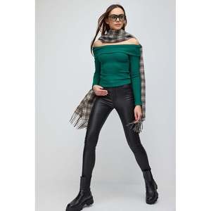 Camiseta Ajustada de Manga Larga con Hombros Descubiertos - Product Image 1