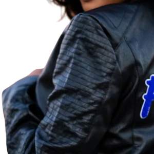 Chaqueta de motorista más fina con texto bordado en negrita para el estilo de hermandad Edgy y declaraciones de moda de la vida griega - Product Image 6