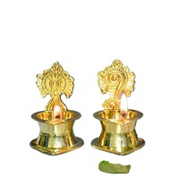 Lampe Diya Shankhachakra en laiton pur Autiraz, design indien fait main pour la décoration intérieure et l'éclairage des festivals, origine Maharashtra