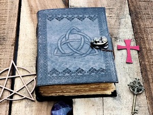 Diario de cuero hecho a mano para hombres y mujeres Triquetra Spell Circle Design Travel Sketchbook con encuadernación de costura - Product Image 4