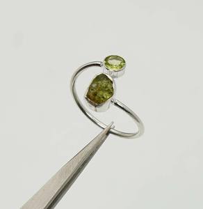 Bague ajustable en argent sterling massif 925 Bijoux fins avec sertissage de lunette Multi pierres précieuses, y compris la pierre de naissance du péridot d'août - Product Image 4