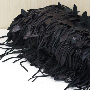 Bolso de Hombro Ando Bag de Cuero Negro con Flecos para Mujer, con Detalle de Hoja y Cierre de Cremallera - Product Image 6