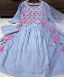 MODERNE PARAMPARA SOIE BRODERIE TRAVAIL HAUT BAS AVEC DUPATTA CASUAL WEAR PRIX DE GROS VÊTEMENT ETHNIQUE - Product Image 2