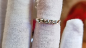 แหวนเงินแท้ 925 ชุบทองและโรเดียม ประดับพลอยบลูอเมทิสต์ทรงครึ่งวง ดีไซน์แบบ Prong Setting คุณภาพสูงสำหรับผู้หญิง - Product Image 6