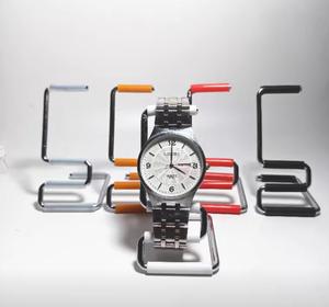 Nouveau support d'affichage de montre en acier inoxydable argenté à la mode et élégant: une solution chic pour présenter vos montres préférées - Product Image 2