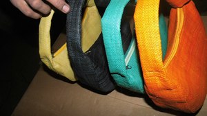 Bolso de Mano Pequeño de Rafia Colorida Hecho a Mano para Mujer, Cierre de Cremallera, Forro de Tela, Decoración de Borlas, Correa Única Inspirada - Product Image 5