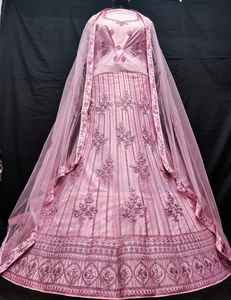 Lehenga ตาข่ายดีไซเนอร์พร้อมลายปักแวววาวสำหรับหอพักความยาว3ม. ดูเรตตา2.5ม. และโชลี1.2ม. สำหรับงานเลี้ยงสั่งซื้อจำนวนมากและส่งออก - Product Image 6