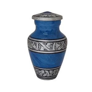 Urne souvenir en aluminium bleu royal pour cendres humaines avec urne commémorative gravée de cendres florales argentées à vendre - Product Image 1