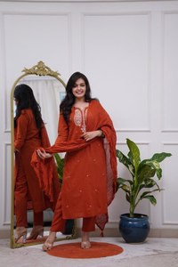 Conjunto de Kurti y Pantalón de Seda Chanderi Bordada de Primera Calidad, Dupatta de Algodón Chanderi Estampado, Compra al por Mayor - Product Image 4