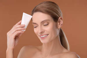 ครีมทารอบดวงตาเรตินอลวีแกนผสมโปรไซเลนสำหรับกำจัดรอยคล้ำและรอยเหี่ยวย่นฉลากส่วนตัว - Product Image 2