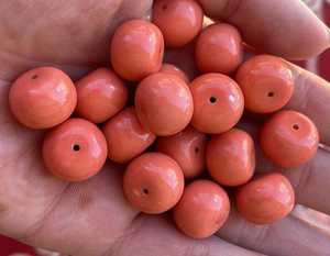 Cuentas de vidrio gruesas de aspecto antiguo hechas a medida en colores personalizados para la reventa por parte de tiendas de cuentas, Coral Beads - Product Image 1