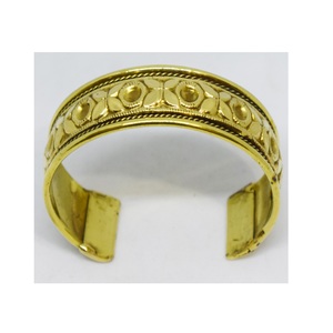 Pulseras populares a la venta, brazaletes chapados en oro para uso diario para damas, delicadeza y atractiva pulsera de muñeca de latón - Product Image 1