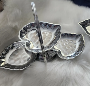 Plateau de service à trois niveaux en métal orné de desserts et de bonbons avec bords festonnés pour cadeau de fête et de mariage - Product Image 6