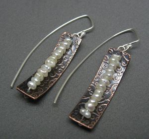 Boucles d'oreilles en cuivre oxydé pour femmes avec un long design floral et une finition tribale fabriquées par des artisans pour la mode traditionnelle - Product Image 6