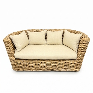 Sofá Surabaya con Estructura de Madera de Caoba, Media Superficie de Ratán Pulido, Cojines Color Crema Dhapnie, Cama de Día, Muebles de Exterior Premium para Patio - Product Image 1