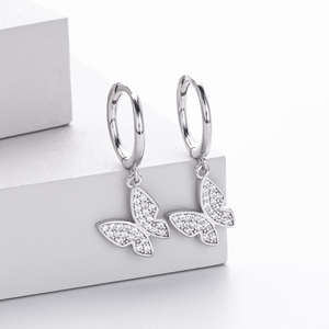 Elegantes Pendientes de Aro con Forma de Mariposa y Dijes, Pendientes de Moda con Diamantes de Laboratorio para Adolescentes, en Oro Puro de 18K - Product Image 3