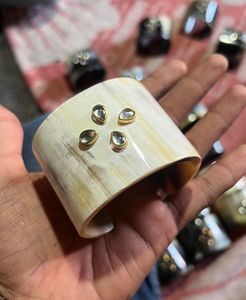 กำไลฮอร์นธรรมชาติทำด้วยมือพร้อมอัญมณีสีสันสดใสฝัง Boho กำไลข้อมือชาติพันธุ์เครื่องประดับควายฮอร์นสำหรับผู้หญิงโดยงานฝีมือ HF - Product Image 1