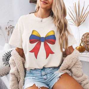 Maglietta con Fiocco Bandiera Colombiana Comfort Colors per il Mese della Memoria della Comunità Latinoamericana - Regalo per la Comunità Colombiana o Latino - Product Image 1