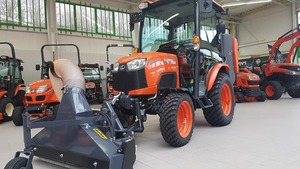 Tracteur compact Kubota B2 261H, 26 CV, quatre roues motrices, diesel, avec chargeur frontal et pelle arrière pour l'agriculture, d'occasion - Product Image 2