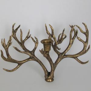 Portavelas de cuerno de aluminio hecho a mano con acabado antiguo grabado artesanal hecho a mano que ofrece acento decorativo para interiores - Product Image 3