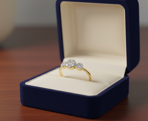 Anillo de Diamantes de Lujo con Tres Piedras en Forma de Racimo y Triple Halo para Mujer - Elegante Regalo de Joyería para Compromiso y Aniversario - Product Image 4