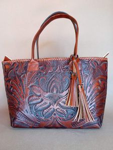 Monederos de cuero tallados a mano con relieve profundo hechos a medida ideales para tiendas de accesorios de moda para reventa - Product Image 6