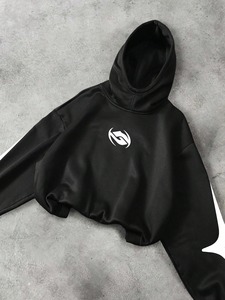 Sudadera con capucha recortada negra Premium con logotipo gráfico en el pecho y acentos de manga de flecha Diseño de ropa de calle contemporánea polar transpirable - Product Image 3