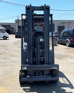 Chariot élévateur électrique à 3 roues 48V CAT 2ETC3000 avec une capacité de 3000 lb - Product Image 2