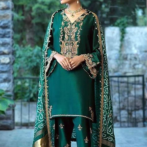 DESIGN DE LA BRODERIE INDIENNE ET PAKISTANÉE SUR LA KURTA VERT BOUTEILLE AVEC ROBE PANTALON POUR LA ROBE DE MARIAGE/DE Fête @ 2023 - Product Image 1
