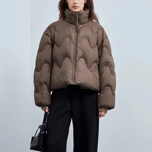 2025 Vestes bouffantes pour femmes de qualité supérieure avec logo personnalisé Vestes bouffantes décontractées à capuche hiver confortables col rembourré Vestes bouffantes pour femmes - Product Image 3