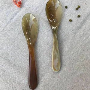 Cuchara de Cuerno de Búfalo Natural, Hecha a Mano y Pulida, Perfecta para Servir Especias, Condimentos o como Decoración de Mesa, Alta Calidad - Product Image 1