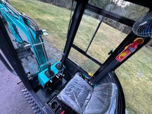 ENVÍO GRATUITO Miniexcavadora AGT QH13R de 13.5 HP con cuchilla de rellenado de 39 pulgadas y cucharón de 15 pulgadas, completamente cerrada, ventilador, EPA, CE, conexión auxiliar y plomería. - Product Image 5