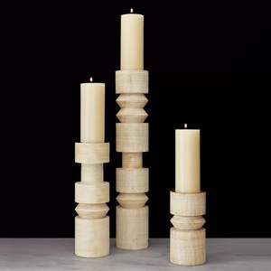 Candelabro alto de madera adecuado para grandes espacios interiores que ofrece una presencia de luz de vela elevada con una estructura de madera resistente. - Product Image 1