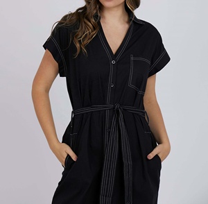 Robe en coton grande taille avec col boutonné fonctionnel, décolleté en V, manches courtes intégrées, ceinture à nouer, design sexy et tendance - Product Image 5