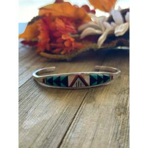 Brazalete Zuni con Incrustaciones de Plata de Ley y Piedras Multicolores - Joyería Coleccionable Cultural - Product Image 1