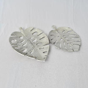 Plateau en aluminium au design antique Forme plus ronde Finition argentée Fruits et salade Plateau de service avec ensemble de 2 pièces pour plateau de service - Product Image 4