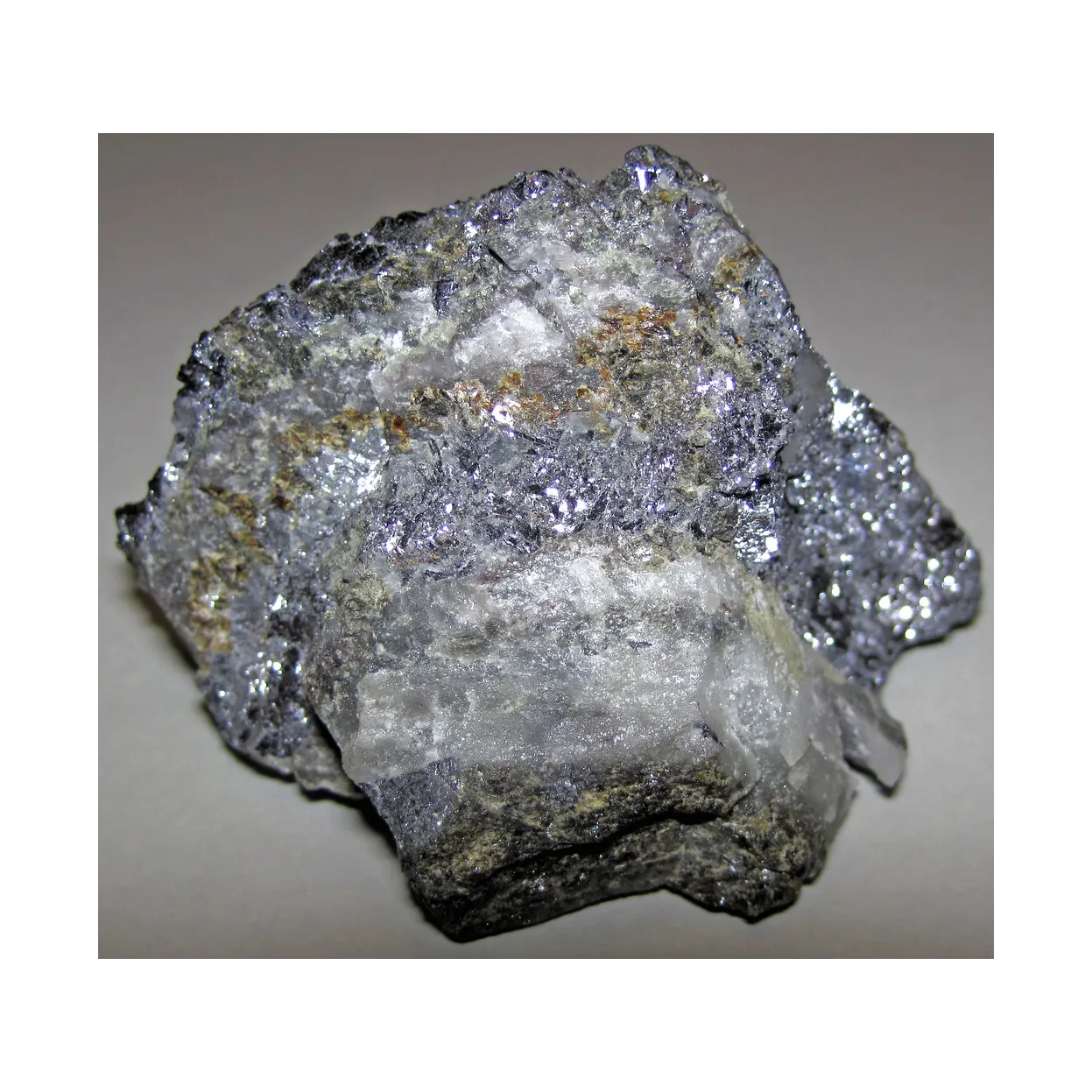 Свинцовая руда галенит. Свинчак галенит. Галенит минерал. Цинковые руды. Свинец минерал.