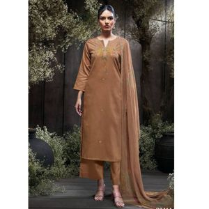 Amplia Gama de Salwar Kameez de Algodón, Seda y Satén, Listos para Fiesta, Disponibles en Stock, OEM Disponible, Precio Económico, Venta al por Mayor Mundial, Secado Rápido - Product Image 1