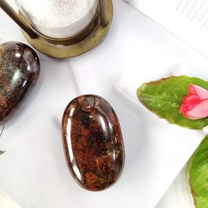 หินปาล์มคริสตัลโกเมนเรืองแสงสีแดงเข้ม-หินขัดเพื่อความมั่นใจและความสมดุลทางอารมณ์ - Product Image 4