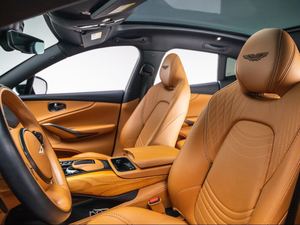 HIGHRUN 2022 DBX AWD SUV Noir JET, Moteur V8 4L 542 ch, 4 Portes, 1 Porte Avant, 41 pouces - Product Image 4