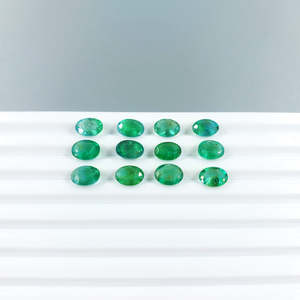 Esmeraldas naturales de Zambia calibradas en forma ovalada de 7x9 mm, piedras preciosas facetadas sueltas para la fabricación de joyas, listas para usar. - Product Image 1